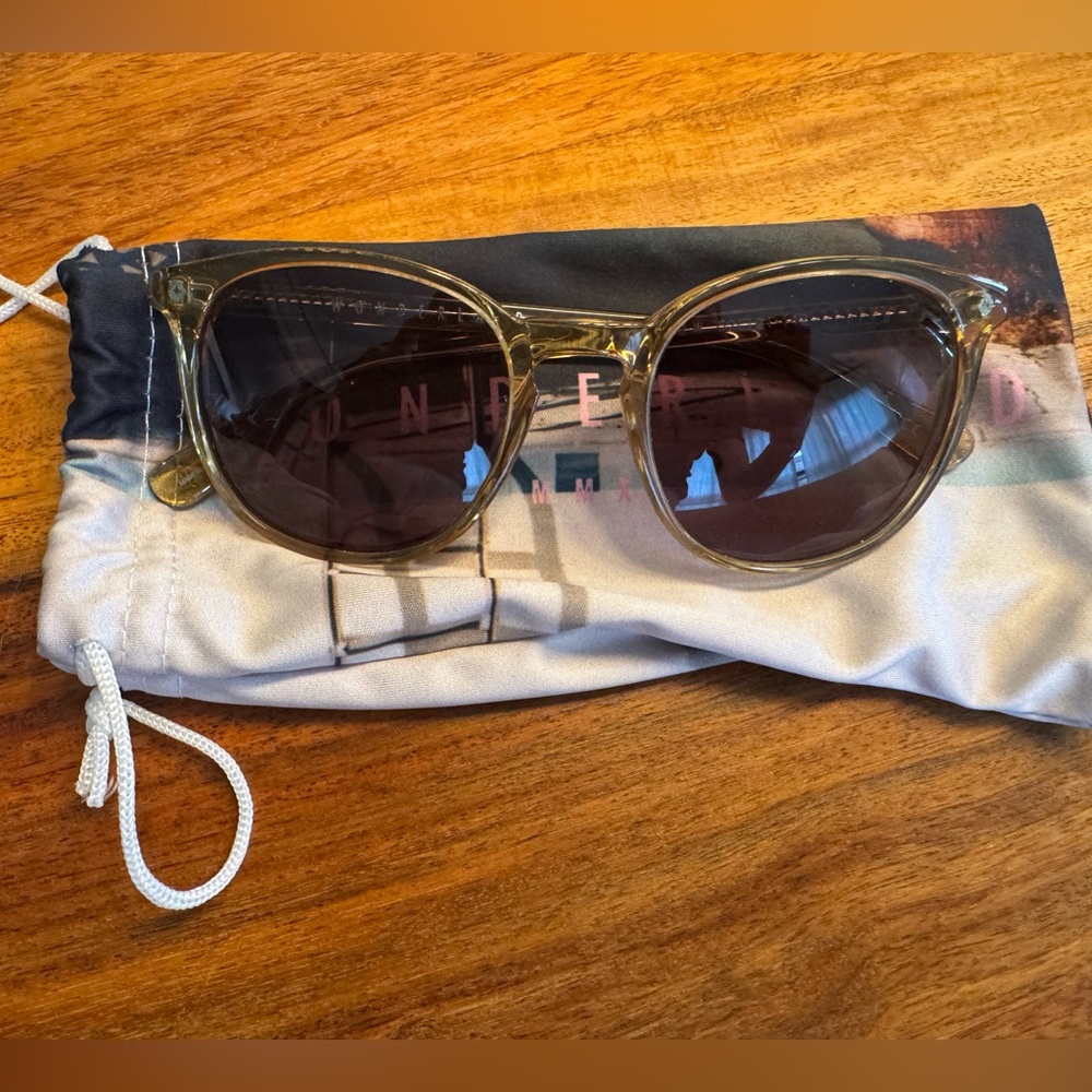 WONDERLAND Barstow Sunglasses with Transparent Brown Frame